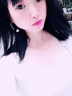 小姐姐出门了看好自己男朋友😃