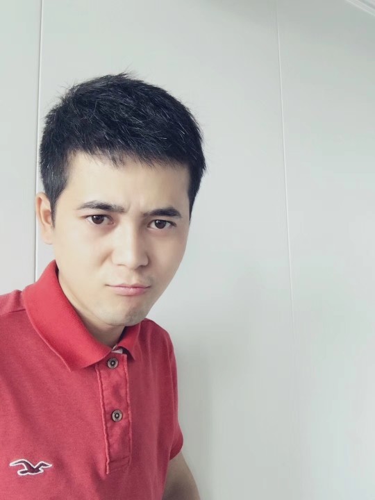 哼哼大腿上的挂件海报