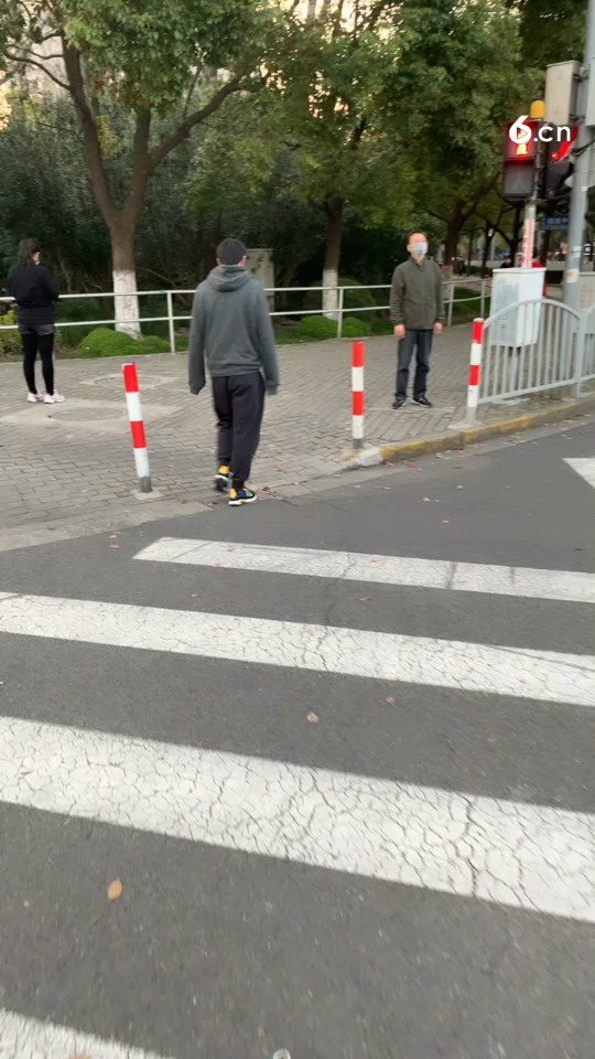 疫情后第一次过马路