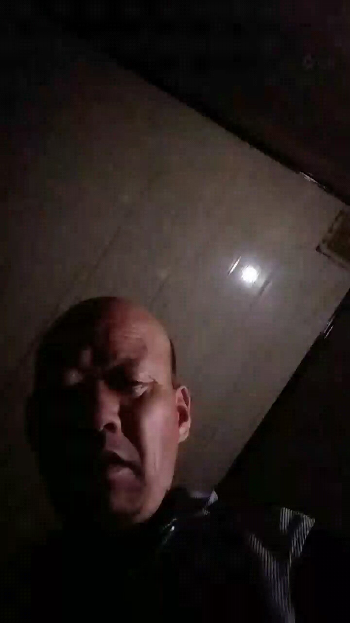 亲爱的美女我爱你太深了我想亲你