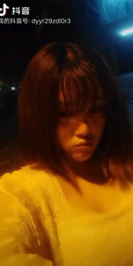 发烧的小姐姐海报