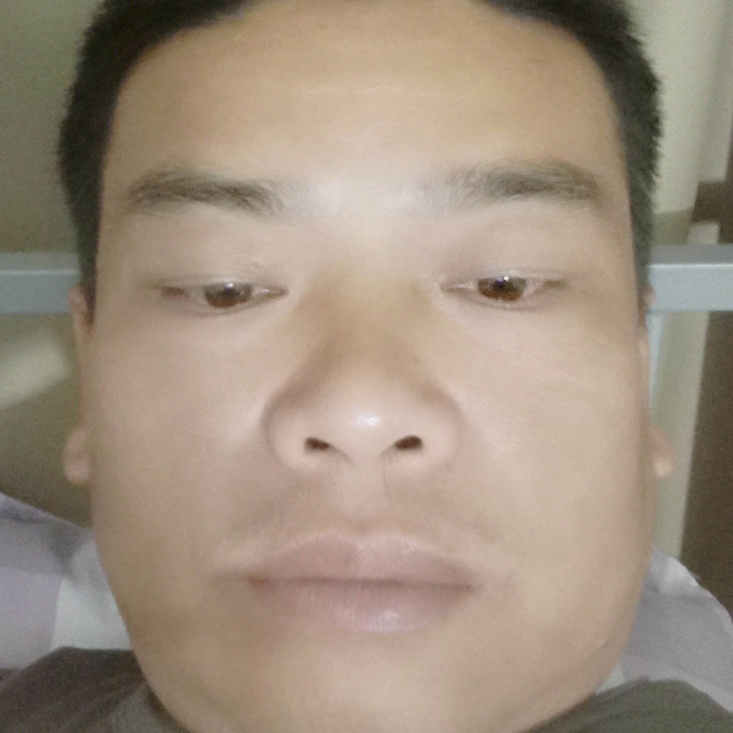 受伤的人pf海报