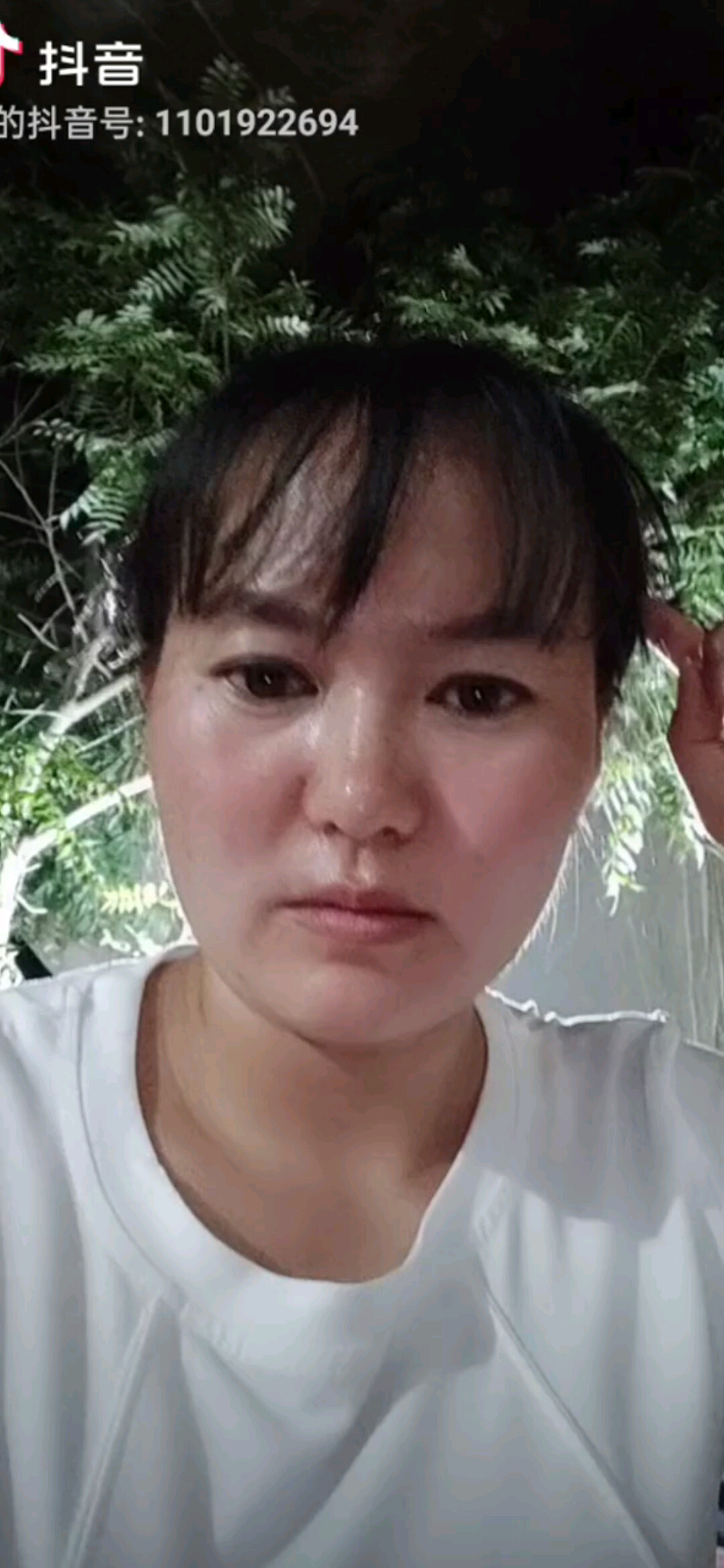 晚上吃烧烤/大笑/大