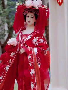 红衣小姐姐又变装了