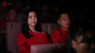 王雷携手夫人李小萌一起观看电影为国而歌